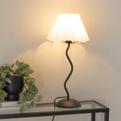 Valuelights Wiggle Black Metal Single Stem Table Lamp With White Scallop Tapered Lamp Shade Black/White - B&Q