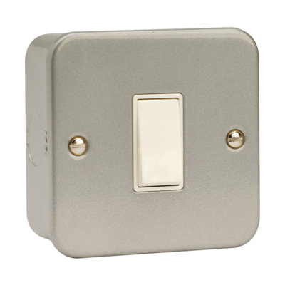 Click Scolmore Metal Clad Single Switch Intermediate 1 Gang 10ACl025 from B&Q