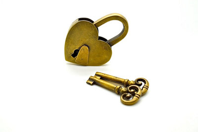 The Foundryman Medium Brass Love Heart Padlock from B&Q