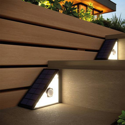 B&Q -  Pennine Solar Pir Step Light (Set Of 2) - Image 3