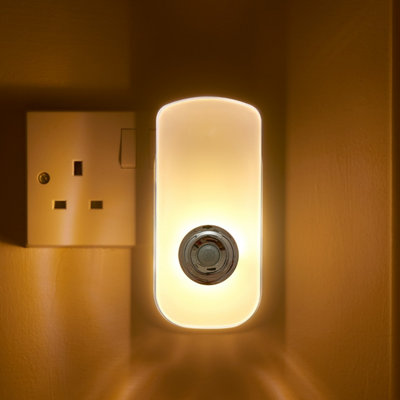  - Auraglow Plug In Pir Motion Sensor Led Night Light & Emergency Torch