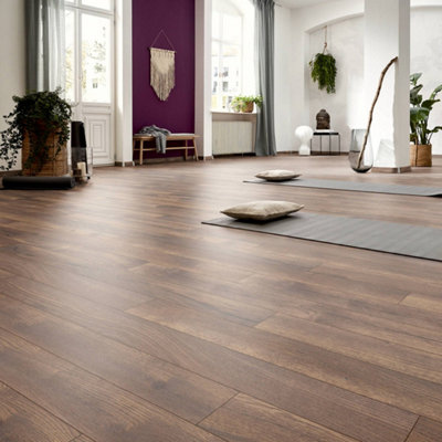 Embrace Pro Laminate Flooring 4766 Pettersson Oak Ac5 from B&Q