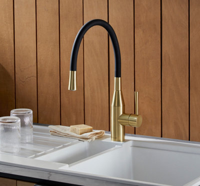 B&Q -  Mo2BbMorpho Tap Brushed Brass/black Hose