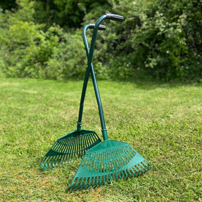 Long Handled Leaf Collecting Rake Grabs Garden Leaves Tidy Collector Grabber - Image 3