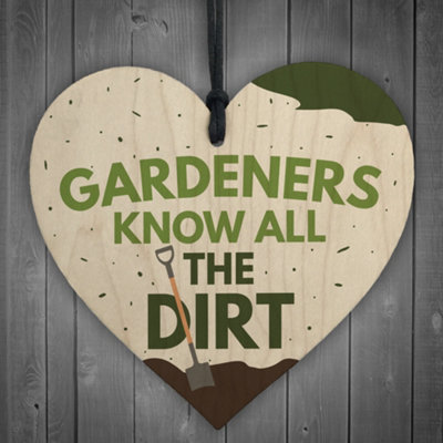 B&Q -  Gardeners Know The Dirt Wooden Hanging Heart Novelty Garden Plaque Gift Gardening Sign