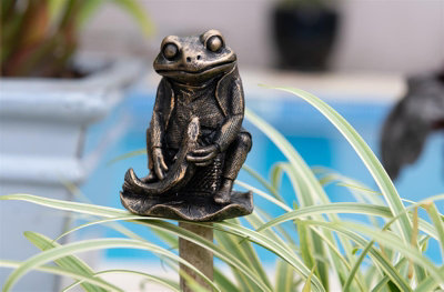 Jardinopia Beatrix Potter Mr. Jeremy Fisher Cane Or Stake Topper (Ccbp0005)L5 X W5 X H7 Cm from B&Q