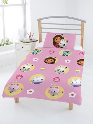 Gabby’s Dollhouse Gabbys Dollhouse Friends Pink Junior Duvet  And Pillowcase Set from B&Q