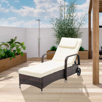 B&Q -  Rattan Reclining Sun Lounger Garden And Outdoor Sun Bed On WheelsBrown