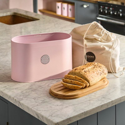 Cooks Professional Unisex Pink Ribbed Bread Bin With Linen Bag & 2-In-1 Bamboo Cutting Board Lid In - Image 5