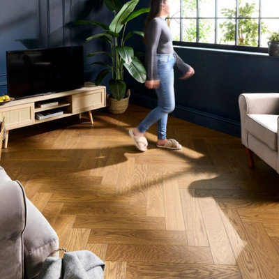 Herringbone Parquet Engineered Wood Flooring 14mm Ambergrain Oak Brushed Lacquer 1.05M²