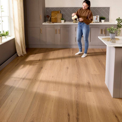 Embrace Pro Laminate Flooring 14mm Farmhouse Oak Ac5 Built-In Underlay from B&Q