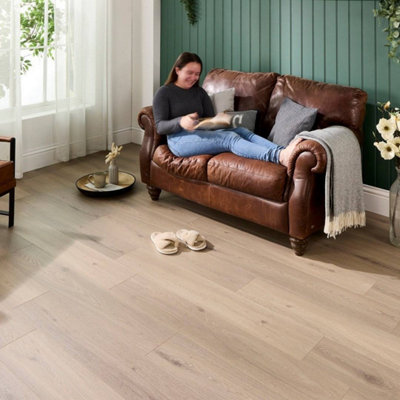 Embrace Pro Laminate Flooring 14mm Crystal Oak Ac5 Built-In Underlay from B&Q