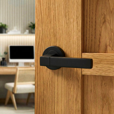 DecoranddecorInternal Door HandlesBlack Door Handle SetDoor Lever HandlesPairLumina Range from B&Q