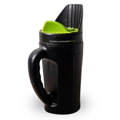 Garden Lawncare Guy Hand Held Garden SpreaderShaker For Grass SeedLawn Feed / Fertiliser And De-Icer from B&Q
