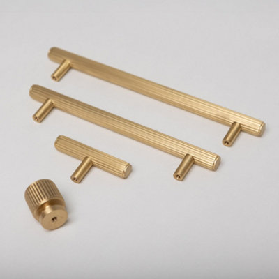 Brass bee Solid Brass Straight Knurled Kitchen Pull Handles & KnobsSatin Brass Finish Backplate Appliance from B&Q