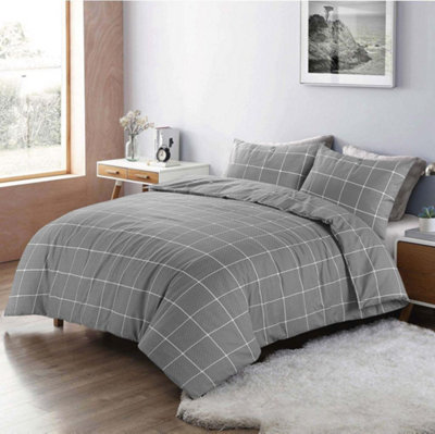 Homespace Direct Ltd Mateo Reversible Stripes And Dots Duvet Cover Set Grey Geometric Bedding Set from B&Q