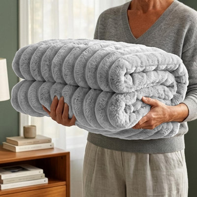 Casabella Throw BlanketRibbed Fleece Blanket from B&Q