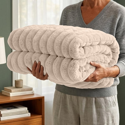 Casabella Throw BlanketRibbed Fleece Blanket from B&Q