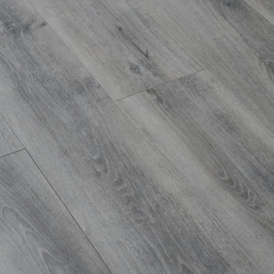 B&Q -  Alberta Decade Oak 8899 8mm Click Laminate Flooring (1.99 M² Pack)
