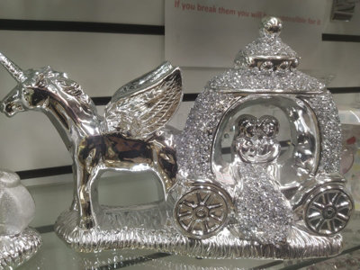 B&Q -  Crushed Crystal Jewel Loose Diamond Couple In Unicorn Carriage Figurine Silver Sparkle Ornament Home Deco Ceramic 30X20 Cm