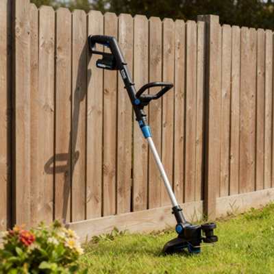 Trimming hedge with an electric hedge trimmer