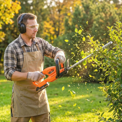 B&Q -  20" Cordless Hedge Trimmer With Dual Action Head2000Mah Battery
