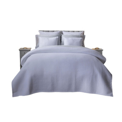 Belledorm Crompton Quilted Throw White (200Cm X 150Cm) from B&Q