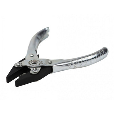 Maun Flat Nose PliersSmooth Jaws 140mm Multi Colour (One Size) from B&Q