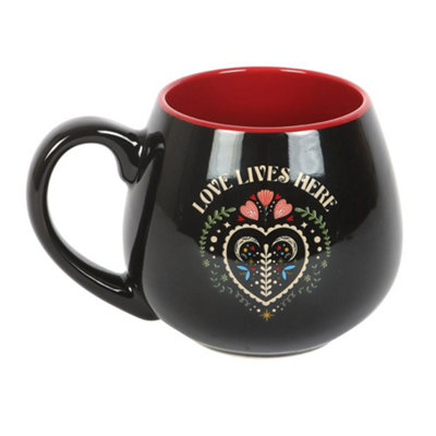  - Something Different Love Lives Here Folk Heart 500Ml Mug Black (One Size)