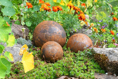 Rackhams Garden Ball Ornaments - Rusty Garden Metal Balls - Small Trio - Image 3