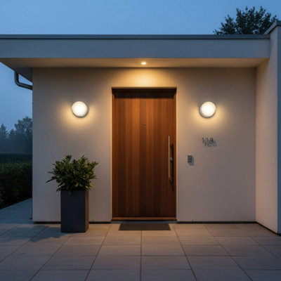 B&Q -  Ultrabeam Round White Outdoor Led Wall Light 6 Watt Led 600 Lumen Dia. 150mm