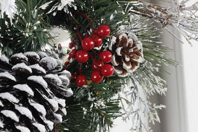 50cm Artificial Wreath with Pinecones & Berries - 3