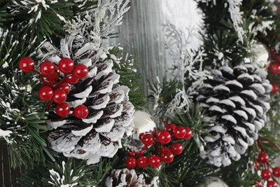 50cm Artificial Wreath with Pinecones & Berries - 8