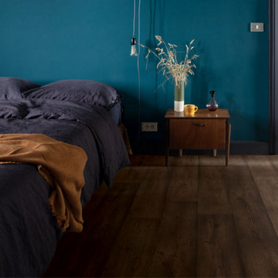 B&Q -  Signature Waxed Oak Brown Laminate Flooring