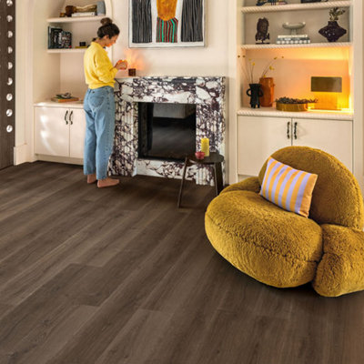 Quick-Step Signature Brushed Oak Brown Sig4766 Laminate Flooring from B&Q
