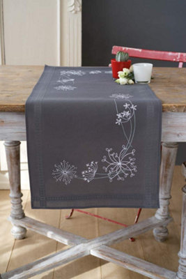 Groves Of Thames Emb T/Run Wht Flowers - Embroidery Kit: Runner: Flowers - Vervaco White