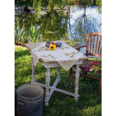 B&Q -  T/cloth GardenEmbroidery Kit: Tablecloth: Garden Equipment (Linen)Vervaco