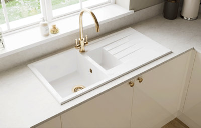 Explore the Stevia gloss cream kitchen, featuring high shine slab doors for easy cleaning.