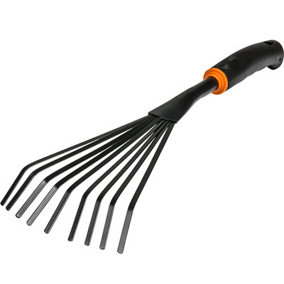 De Luxe 9 Tooth Garden Broom Rake Lightweight 0.3 Kg Ergonomic Handle Steel Shaft from B&Q