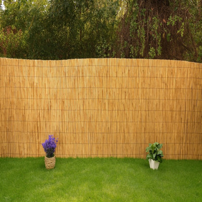 Uetian Extra Thick Natural Peeled Reed Fence 8mm10mm Garden Screening Privacy Wind And Sun Protection (1M X 5M) from B&Q