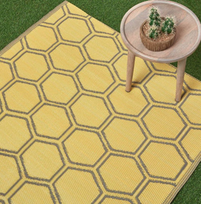 6ft Outdoor Garden Rug - Yellow Honeycomb