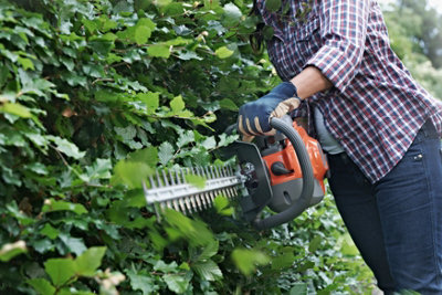 Husqvarna 122HD60 21.7 Hedge Trimmer - Image 3