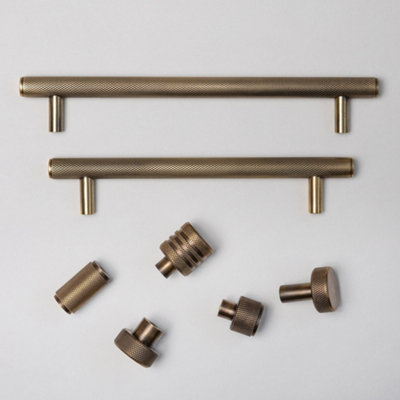 Brass bee Solid Brass Curved Knurled Kitchen Pull Handles & Knobs Knurled Cabinet Knob 23mmAntique Brass from B&Q