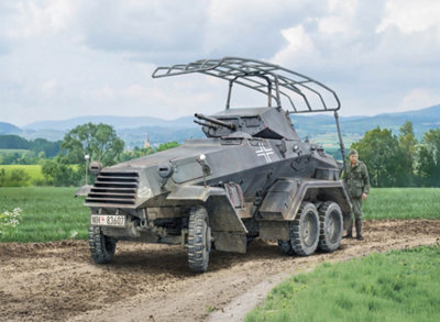 Italeri 1/72 Sd.Kfz. 232. 6 Rad - 97032 - Image 10