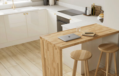 Explore the Stevia gloss cream kitchen, featuring high shine slab doors for easy cleaning.