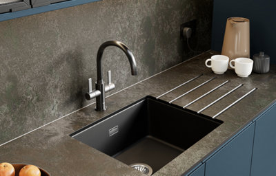 The Garcinia kitchen’s matt slab doors with integrated handles pair beautifully with industrial-style surfaces, creating a sleek and contemporary contrast.