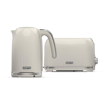 Geepas Cream Fluted Electric Kettle And Toaster Set 2 Slice, 1.7L B&Q