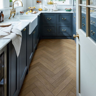 B&Q White/Brown Chene10 14Mm Engineered Wood Flooring 14/3 X 90Mm Brushed Smoked Hardwax - Herringbone Size 14