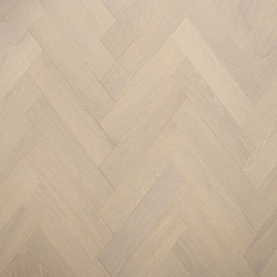 B&Q Brown/Grain/Light Herringbone Engineered Flooring Malvern Oak Brushed Uv Lacquered (20Mm Thick/ 80Mm Wide) Small B&Q