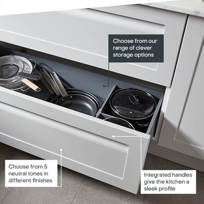 Integrated handles give the Garcinia kitchen a sleek profile. Choose from five neutral tones in different finishes, and from our clever storage options.